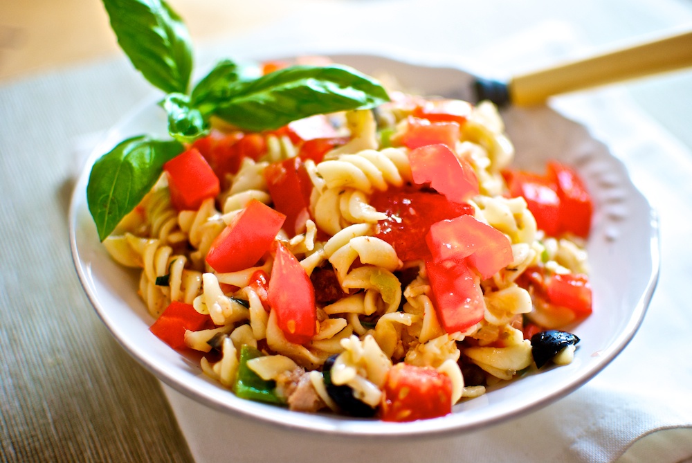 Cómo preparar una ensalada de pasta y atún.