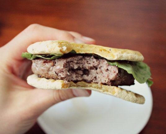 Aprende a preparar 2 tipos de hamburguesa sin pan